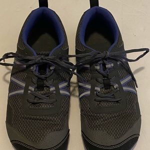 Xero ladies sneakers sz. 9. Gray/purple. Barefoot